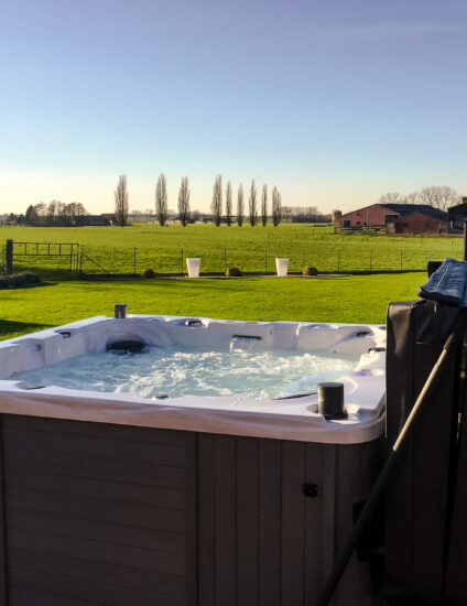 Jacuzzi buiten in een tuin met mooi uitzicht