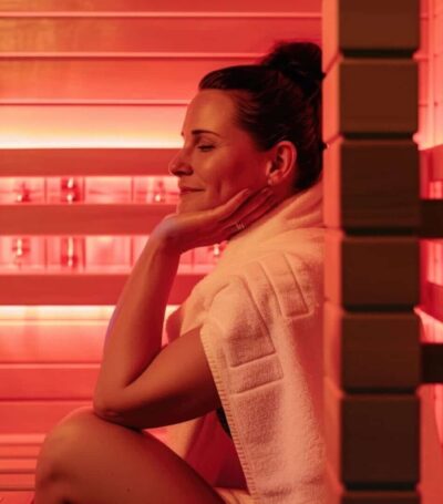 Een vrouw in een infrarood sauna die aan het genieten is van de voordelen van de infrarood straling