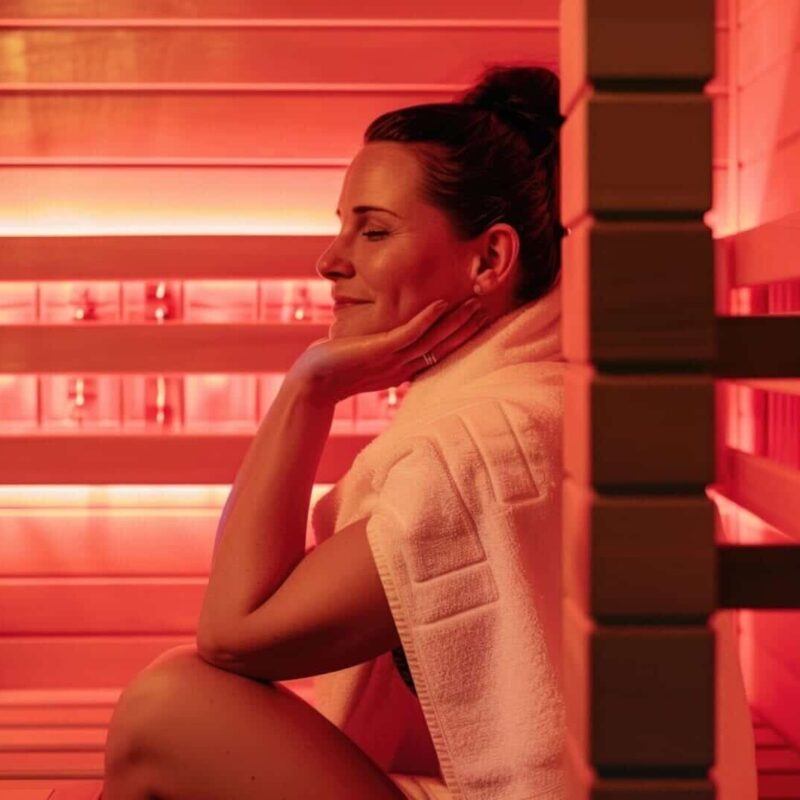 Een vrouw in een infrarood sauna die aan het genieten is van de voordelen van de infrarood straling