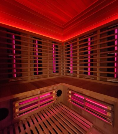 Infrarood sauna met 2 banken voor 4 personen met rood en roze licht