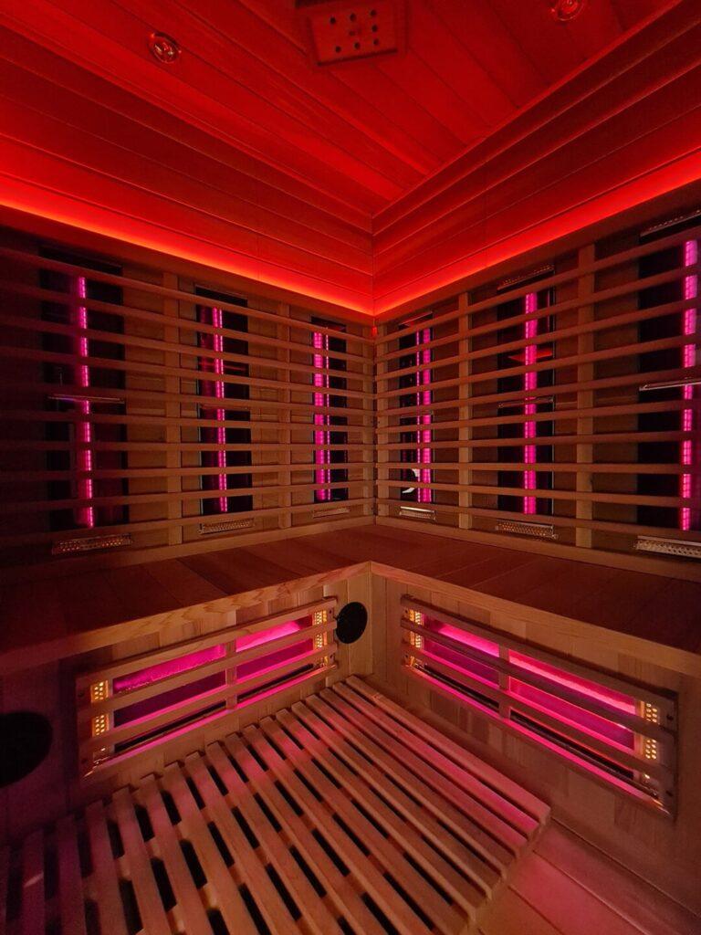 Infrarood sauna met 2 banken voor 4 personen met rood en roze licht