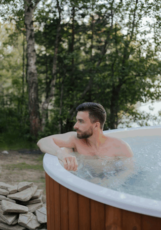 man aan het relaxen in jacuzzi