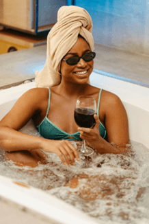 Dame met glas wijn in kleine jacuzzi