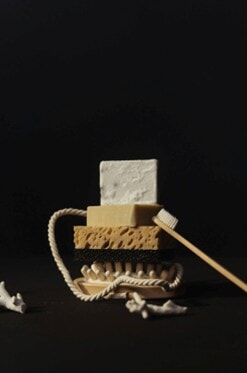 een stapel van schoonmaakmiddelen. een spons, tandenborstel, borstel