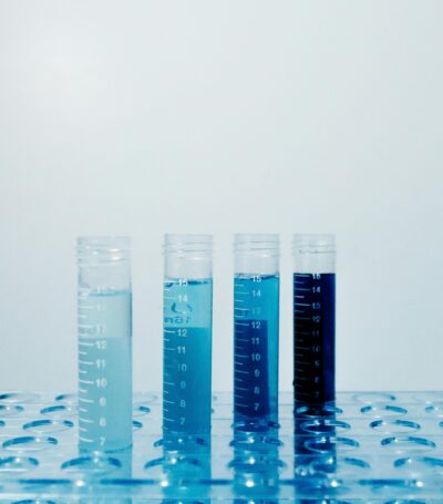 Blauwe test buisjes voor het testen van de pH waarde van een jacuzzi