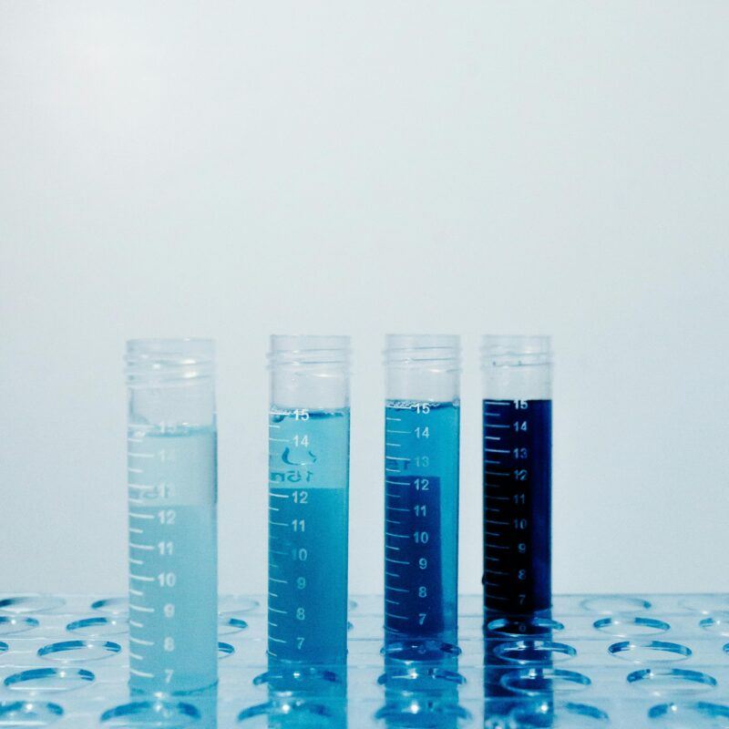 Blauwe test buisjes voor het testen van de pH waarde van een jacuzzi