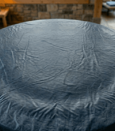 Jacuzzi van bovenaf helemaal afgedekt met een zeil