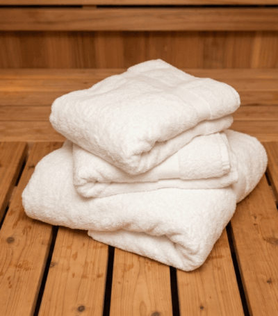 Opgestapelde handoeken op de houte bank van een sauna