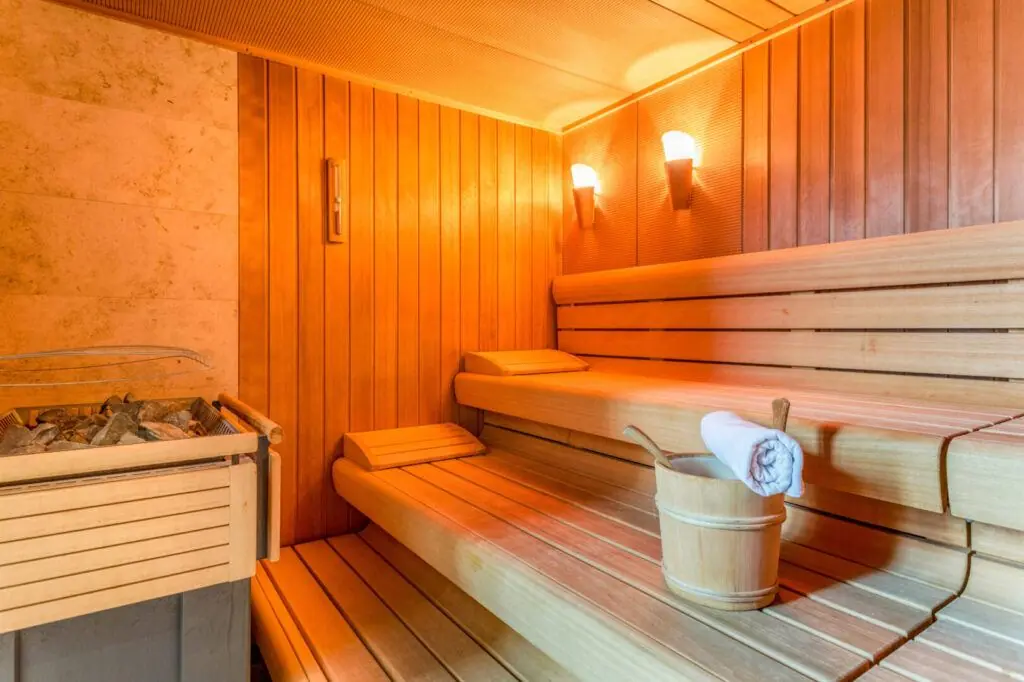 Interieur van een Finse sauna ruimte met een geel-oranje sfeer verlichting