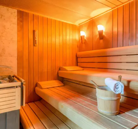 Interieur van een Finse sauna ruimte met een geel-oranje sfeer verlichting