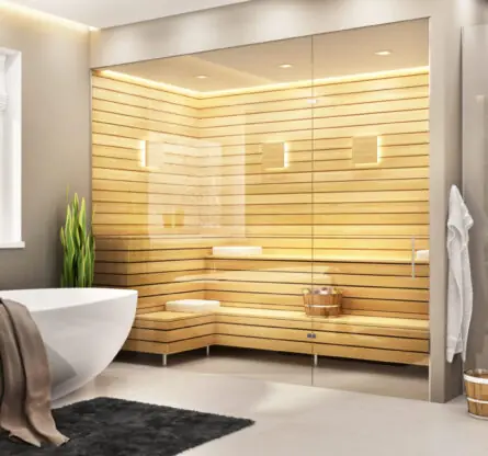 sauna in huis met mooi vrijstaan wit bad. handdoek te zien met een regendouche