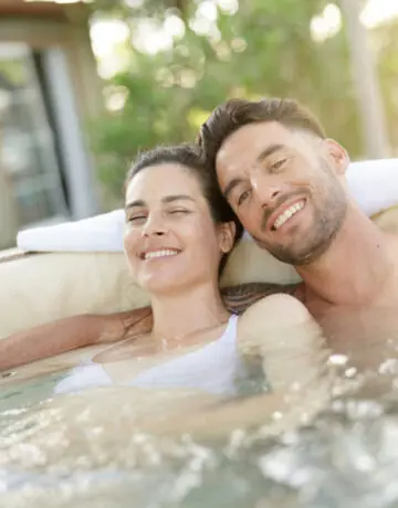 Stelletje geniet van een ontspannen moment in de jacuzzi van Wellnesshuis Benelux
