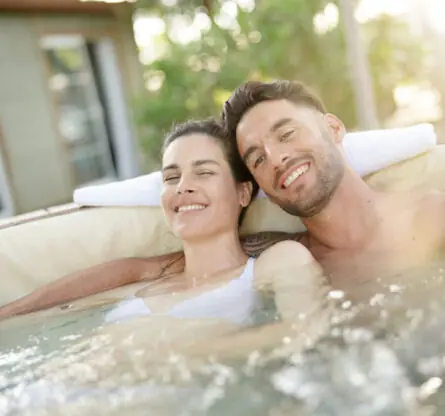 Stelletje geniet van een ontspannen moment in de jacuzzi van Wellnesshuis Benelux