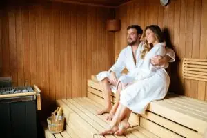 Koppel van een man en een vrouw die aan het relaxen zijn in een sauna van Wellnesshuis Benelux
