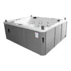 Een vrijstaand rechthoekige jacuzzi met grijze omkasting en een witte kuip, gezien vanaf de zijkant.