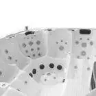 Binnenaanzicht van een witte spa met meerdere zitplaatsen, ergonomische vormen en diverse massagejets op verschillende hoogtes.