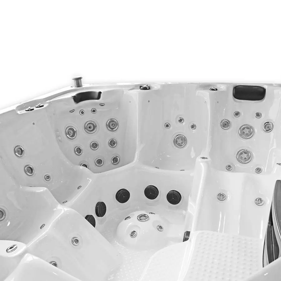 Binnenaanzicht van een witte spa met meerdere zitplaatsen, ergonomische vormen en diverse massagejets op verschillende hoogtes.