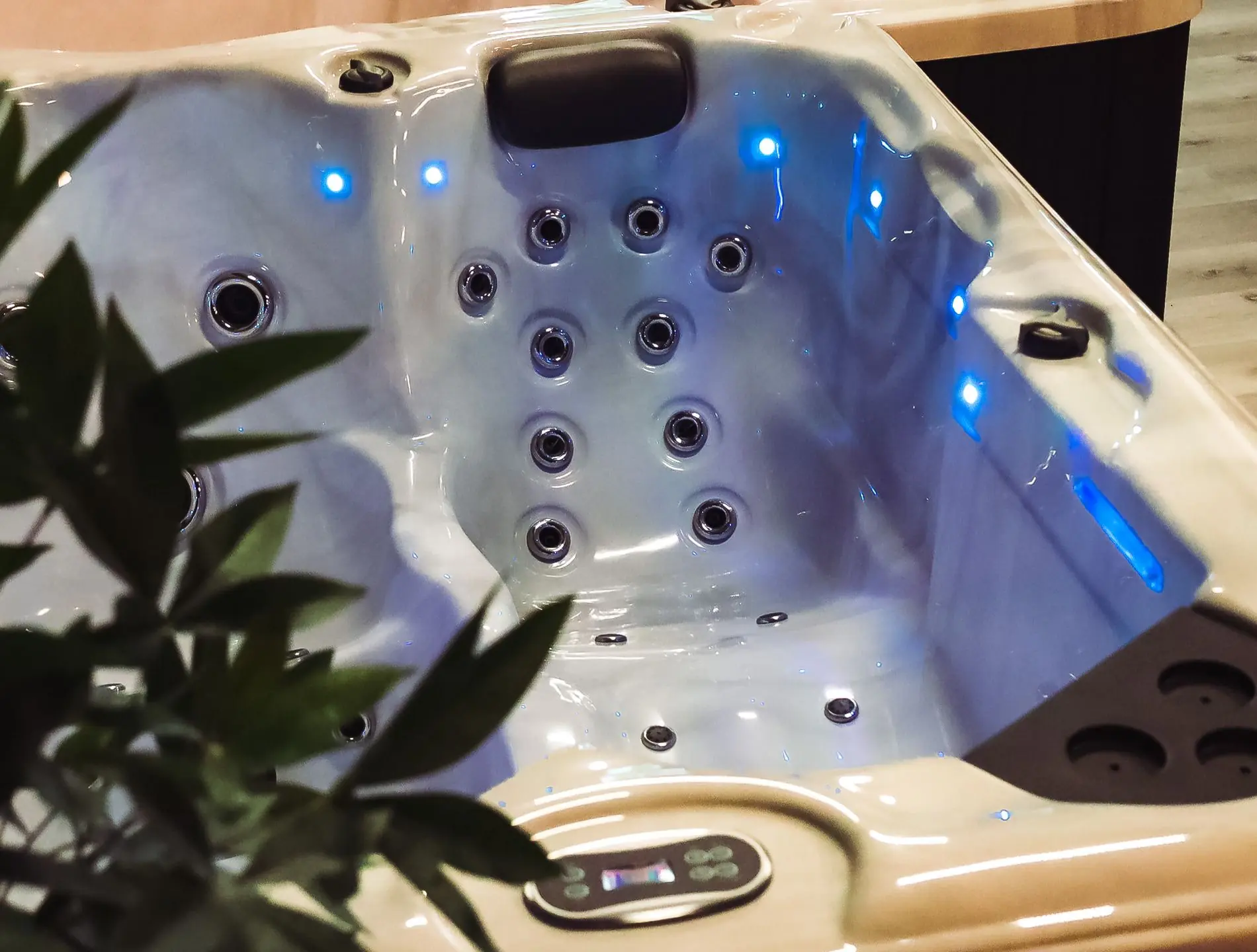 Binnenkant van jacuzzi met massagejets en blauwe LED-verlichting