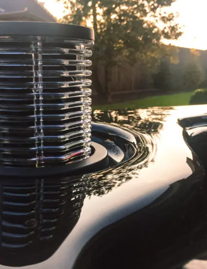 Filter en luchtuitlaat van een buitenjacuzzi op de rand van het bad