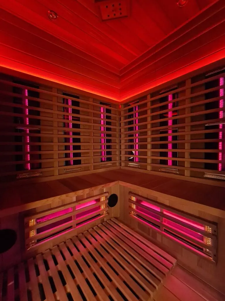 Infrarood sauna met 2 banken voor 4 personen met rood en roze licht