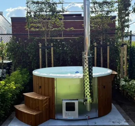 Hottub Oslo met zilveren interne kachel op een zonnige dag. Het water is helder.