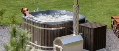 vrouw met rode haren die in een hottub ligt met een externe kachel