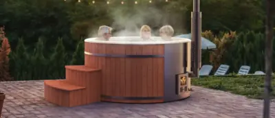 ronde hottub met een interne kachel. Bruin hout